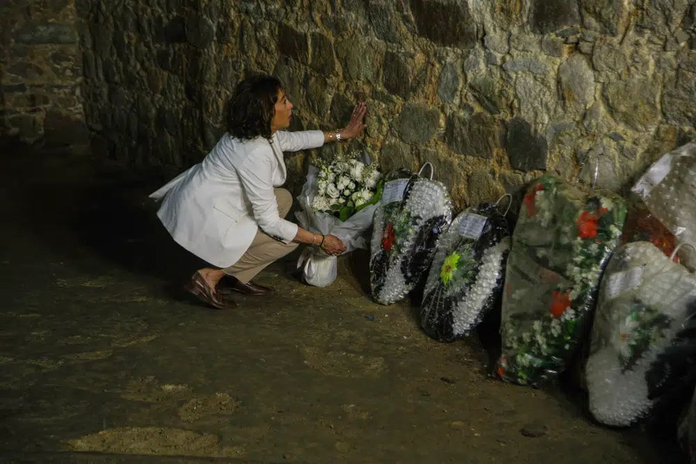 Kamala Harris places a wreath in honour of slaves who passed away in the dungeon