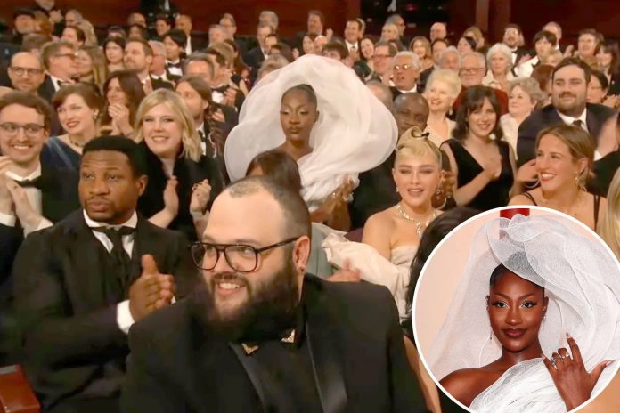 Social media reacts to TEMS grand outfit that kept blocking people at the Oscars