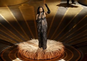 Rihanna performs at the Oscars with baby bump