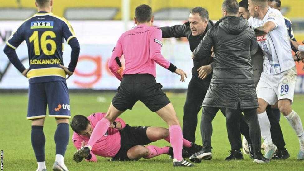 Maç sonrası çıkan tartışmada hakeme saldıran Türk kulüp başkanı tutuklandı