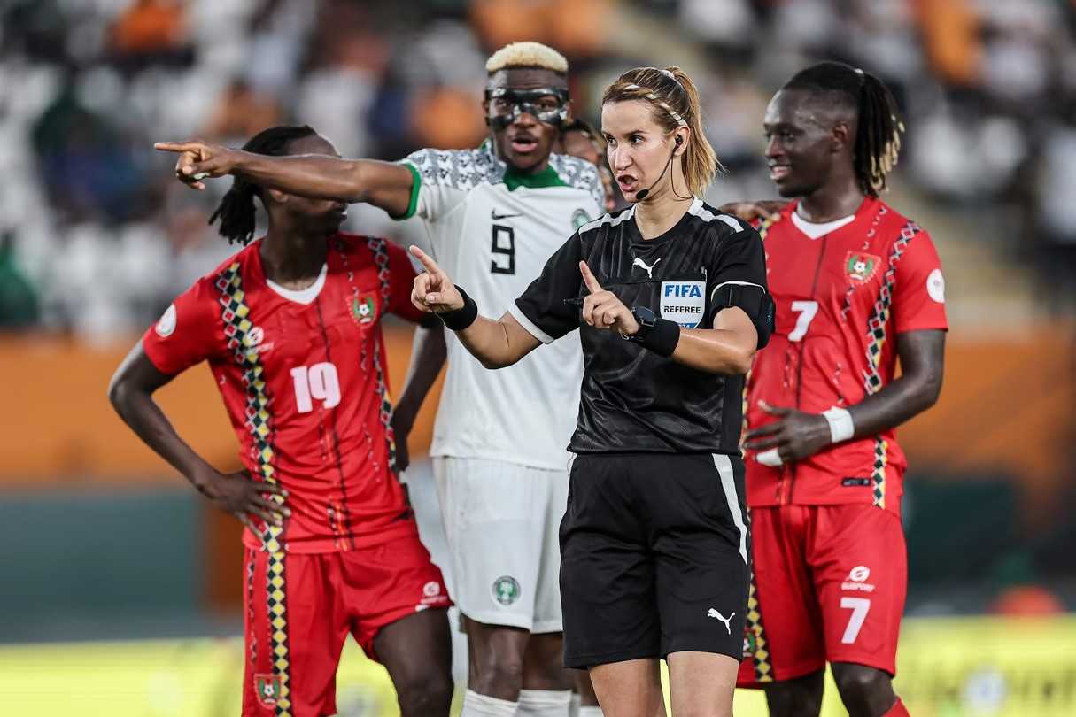 أمم إفريقيا 2023: الحكم المغربي بشرى كربوبي أول امرأة عربية تدير البطولة.